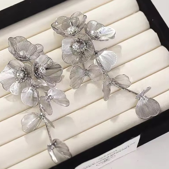 ZARA Kate Middleton Inspired Cascading Floral Earrings – Statement Elegance - Picture 5 of 6